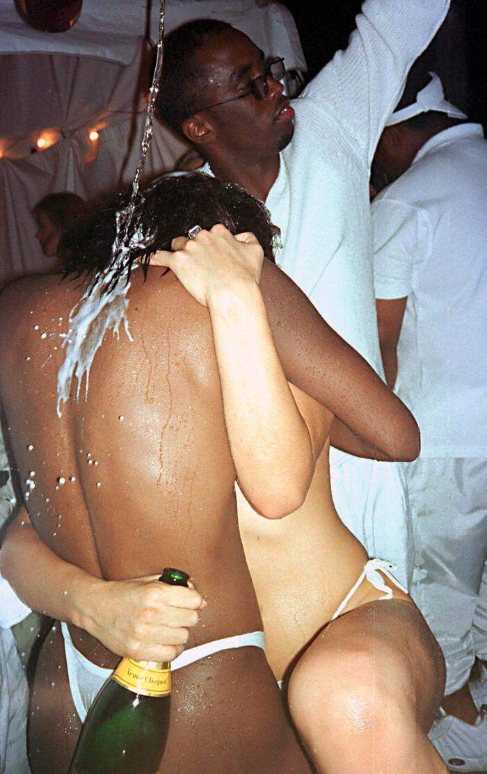 P. Diddy und seine Partys: Leicht bekleidete Frauen rekeln sich unter einer Champagner-Dusche