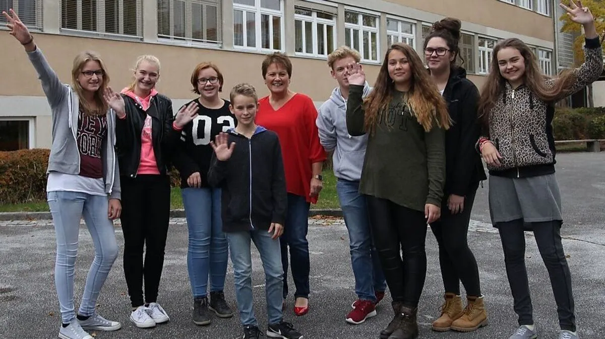 Schulleiterin Anneliese Strobl hofft mit ihren Schülern auf einen baldigen Startschuss für die Generalsanierung  
