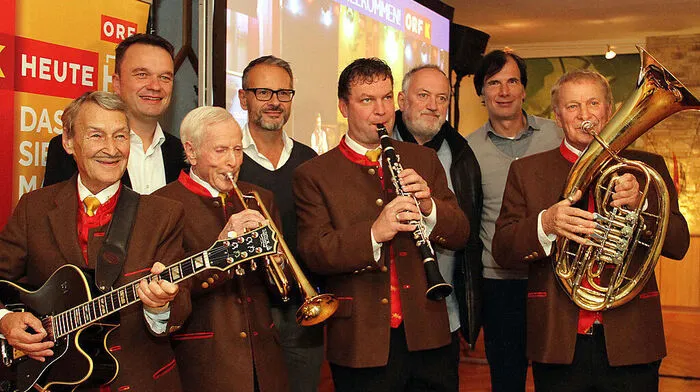 Othmar Desembekowitsch, Leopold Urach, Hannes Parz, Hubert Urach. Dahinter: Gestaltungsteam des ORF Kärnten