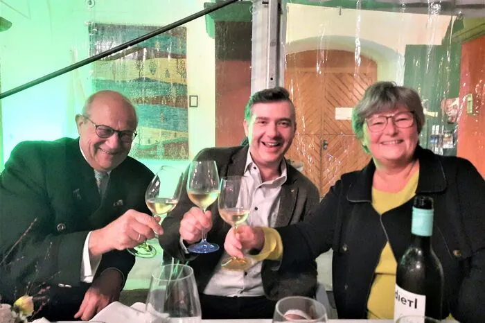 Schlossbesitzer Andreas Bardeau mit Andreas Dietl (Weingut Dietl) und Sissi Kroneder (Sissi's Weinbar), die für die  Weinbegleitung sorgten (v.l.n.r.).