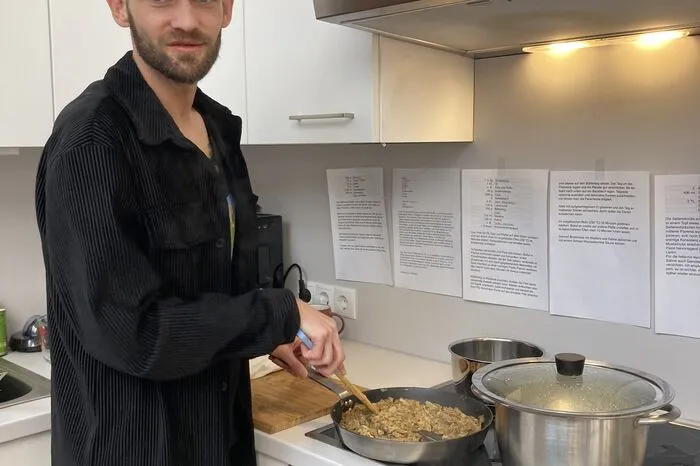 Die Wochenmitte gehörte einem in Graz nicht Unbekannten: Friseur Christoph Skoff, 32, kochte auf Französisch auf, es gab Ingwer-Karrotten-Suppe, Rinderfilet im Teigmantel und eine kleine Charlotte mit Erdbeeren ...