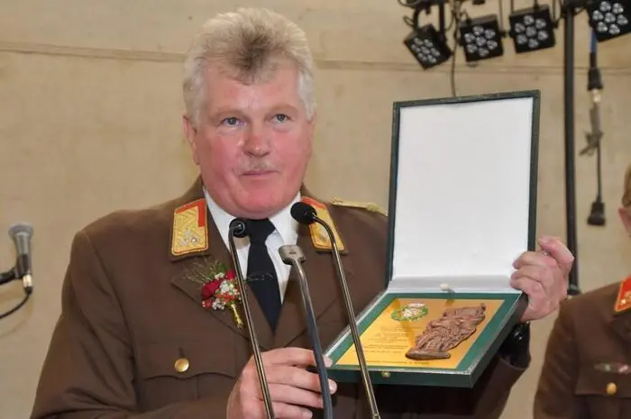 Feuerwehrleute und Freiwillige leisteten 6000 Arbeitsstunden. Bürgermeister Franz Kleinferchner betonte die Vergabe der Bauaufträge an regionale Unternehmen. 