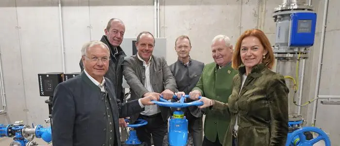 Obmann Josef Ober(l.) und Geschäftsführer Martin Pesendorfer (M.) mit Ehrengästen bei der Eröffnung der neuen Trinkwasser-Hochbehälter