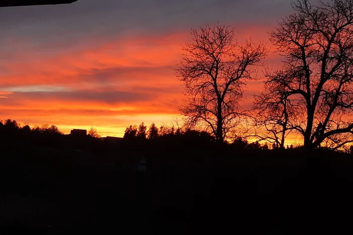 Dieser farbenprächtige Sonnenuntergang bot sich über der Koralpe.