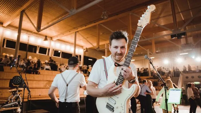 Nach langer Zeit durfte wieder gefeiert werden: 70 angehende Maturanten des Borg Lienz erlebten in der RGO-Arena in Lienz eine rauschende Ballnacht. Am Foto: Florian Eder von der Osttiroler Band "Broseidon".