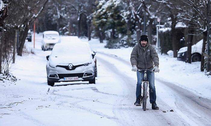 "Heavy snowfall" - so beschreibt die Bildagentur die Lage auf den belgischen Straßen. In der Tat, fast drei Zentimeter