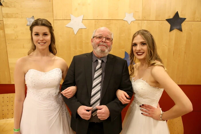 „Hahn im Korb“ beim Maturaball: BORG-Schulleiter Hans Krainer - am Foto mit den angehenden Maturantinnen Madlen Jaritz (links) und Anna Marktl (rechts).