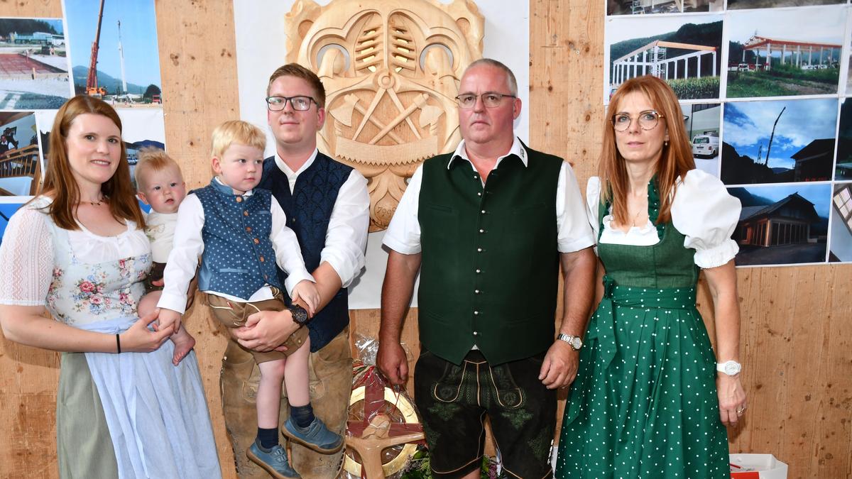 Die Unternehmerfamilie Franz und Michaela Galler (rechts) mit der Jungunternehmerfamilie Michael und Martina Galler mit den beiden Kindern Felix (links) und Jakob