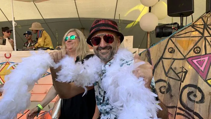 Das Festival der bunten Vögel. Am Samstag zum Frühschoppen gibt es traditionell den Schlagergarten Gloria - und die Menge tanzt. Das Rostfest ist corona-sicher vom Eisenerzer Zentrum ins Münichtal übersiedelt - und überzeugt auch im Alpin-Ressort, das einst Arbeitersiedlung war. Klicken Sie sich durch die Bilder.