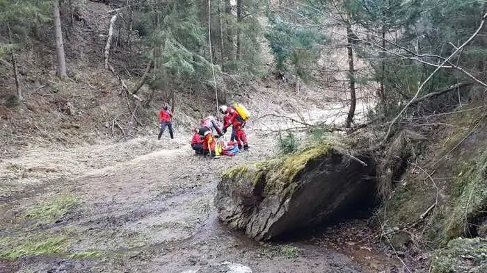 Mit dem Rettungshubschrauber C 12 wurde die schwer verletzte Frau geborgen