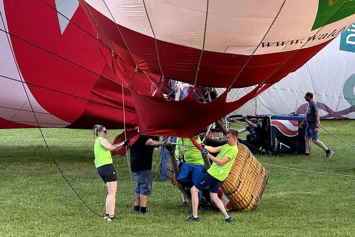 Zu den „Publikumslieblingen“ zählte der Massenstart der Ballone, Fallschirmspringerstaffel aus 3.500 Meter Absprunghöhe, Modellvorführungen und natürlich die musikalisch eingebettete „Ballon-Hight-Glow-Show.“