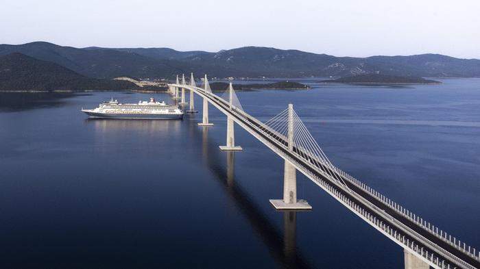 Die Pelješac-Brücke verbindet die gleichnamige Halbinsel mit dem Festland und somit die Südküste Kroatiens mit dem Landesinneren. 