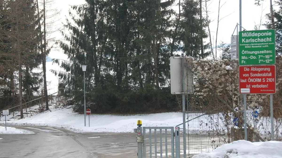 Auf dem Gelände der Mülldeponie Karlschacht (Areal hinter den Bäumen) ist die Errichtung der Fotovoltaik-Anlage geplant