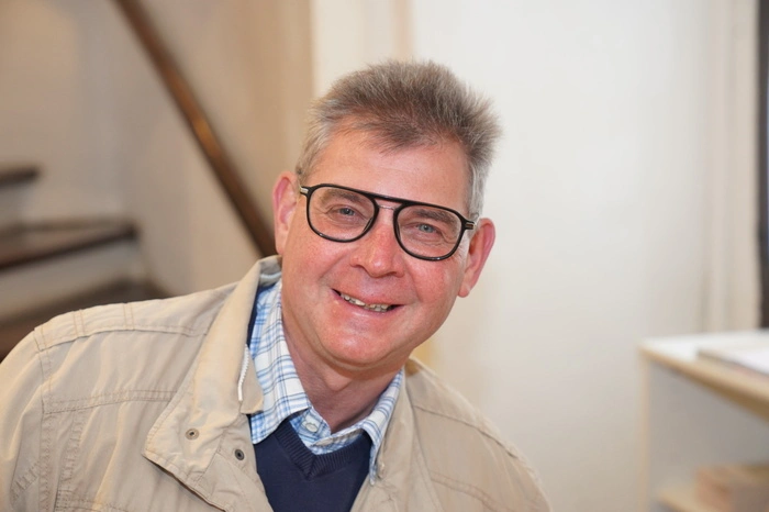 Was immer gebraucht wird, Hannes Krämmer ist zur Stelle. Das Werbegenie, das mit immer neuen ausgefallenen Methoden auf die Künstlerstadt aufmerksam macht. Wenn er nicht auf seinem neuen, schicken Künstlerstadt-Lastenfahrrad unterwegs ist, führt er als zertifizierter Kunst- und Kulturvermittler Groß und Klein mit Begeisterung durch Gmünd und die Ausstellungen.