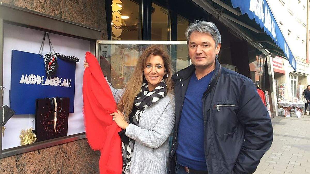 Carola und Günther Arztmann stellen  an prominenter Stelle am Hauptplatz Spittal ein Schaufenster  zur Verfügung