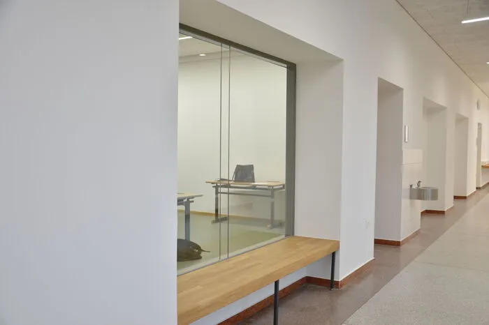 Fenster zum Gang sollen die Klassen offener gestalten.