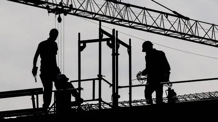 Bauarbeiter mit einem Baukran | KSV-Prognose: 62 Unternehmensinsolvenzen in der steirischen Baubranche bedeuten nicht nur die meisten Fälle aller Branchen, sondern auch einen Anstieg von 10,7 Prozent im Vergleich zum Vorjahreszeitraum