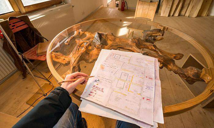 Dieser Tisch heißt "Biest" und enthält Treibholz aus der Mur inklusive Murnockerln - ein Beispiel für die Kunst des Dampfbiegens 