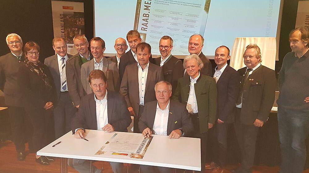 Unterzeichnung des Raab-Memorandums mit Johann Wiedner, Josef Ober und Akteuren der Zukunftsenquete