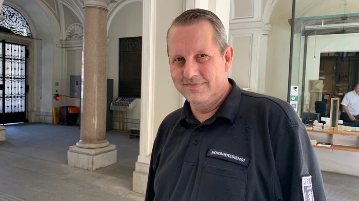 Christian Arloff (54), Sicherheitsdienst der Stadt Graz: "Ich bin eigentlich schon über Österreichs Aufstieg überrascht. Ich hab' nicht damit gerechnet, dass wir vor der Ukraine liegen werden. Aber jetzt ist die Euphorie natürlich groß, es ist ein gutes Team. Mein Tipp fürs Achtelfinale. Wir schlagen Italien in der Verlängerung und sind im Viertelfinale.