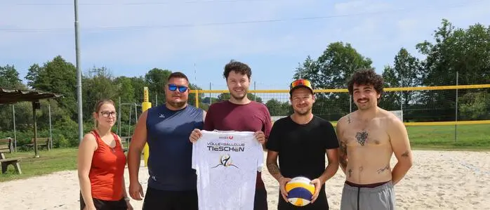Die erfolgreichen Organisatoren des Volleyballturniers in Tieschen