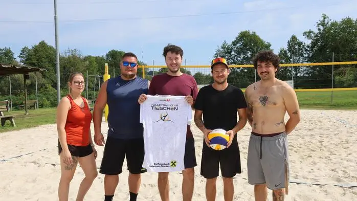 Die erfolgreichen Organisatoren des Volleyballturniers in Tieschen