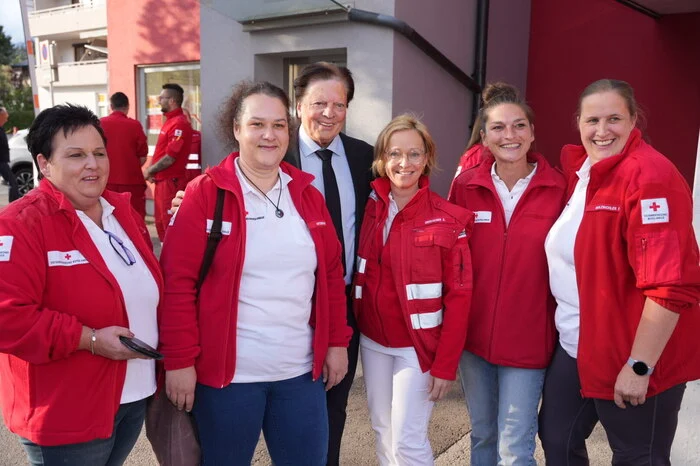 Vizebürgermeister Willi Koch fühlt sich sichtlich wohl inmitten der Helferinnen.