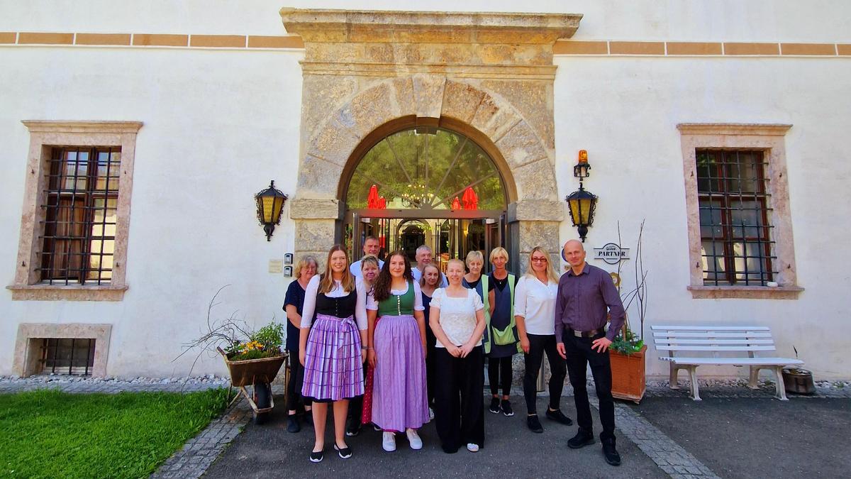 Neo- und Schon-bald-nicht-mehr-Direktorin auf Schloss Röthelstein Noemi Szauter (vorne Mitte) und ihr Team