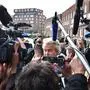 TOPSHOT - Netherlands' politician Geert Wilders (C) of the Freedom Party (PVV) arrives to a polling station to cast his ballot for Dutch general elections on March 15, 2017 in The Hague.  Millions of Dutch voters were going to the polls March 15 in key elections overshadowed by a blazing diplomatic row with Turkey, with all eyes on the fate of far-right MP Geert Wilders. Following last year's shock Brexit vote, and Donald Trump's victory in the US presidential polls, the Dutch general elections are seen as a litmus test of the strength of far-right and populist parties ahead of other ballots in Europe this year. / AFP PHOTO / ANP / Robin Utrecht / Netherlands OUT,sujet