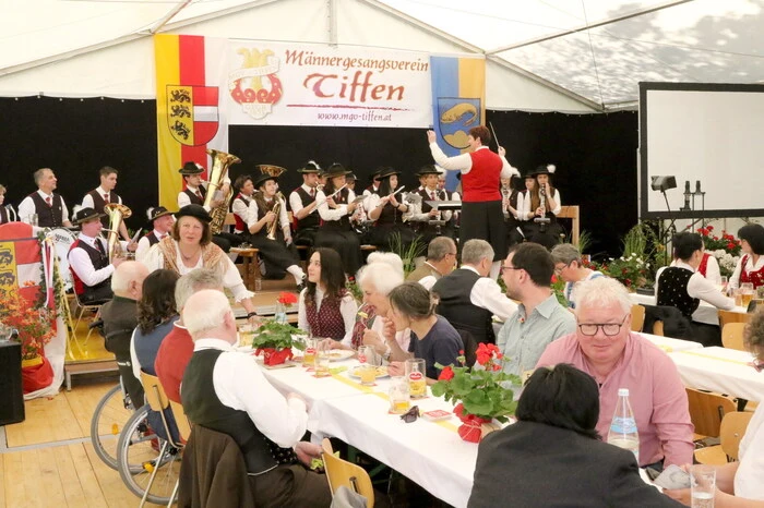 Und am Sonntag wurde nach der Heiligen Messe zum Platzkonzert mit der Trachtenkapelle Tiffen geladen. 