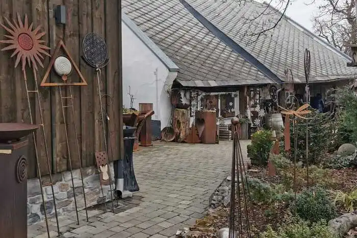 Vorne der umgebaute Stall, hinten das ursprüngliche Schmiedehaus