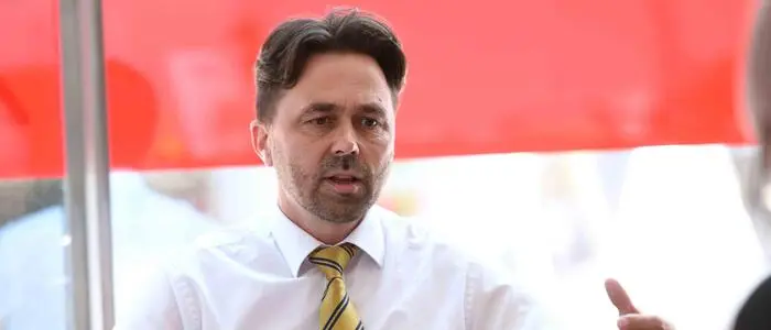 Ein gestikulierender Politiker