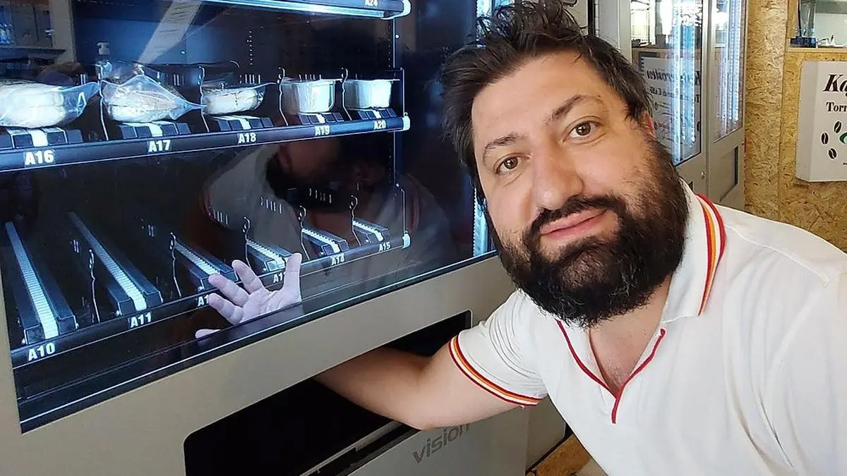 "Al Tavoliere"-Wirt Antonio di Perna vor der geplünderten Schublade eines seiner Automaten