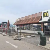 Baustellengitter vor dem Eingang weisen auf den Umbau hin