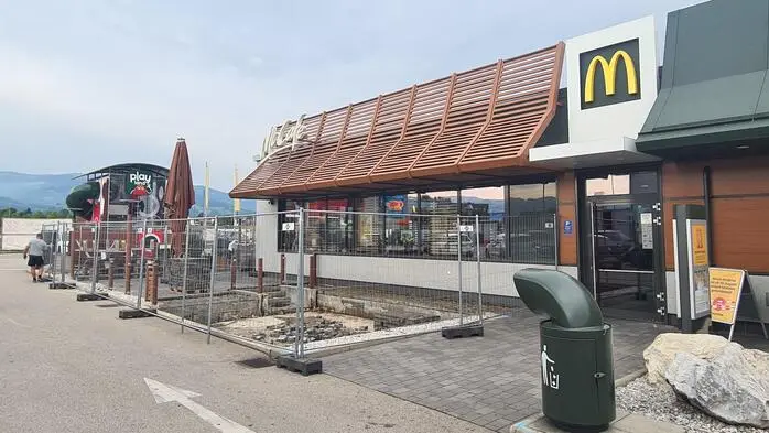 Baustellengitter vor einem McDonald‘s-Restaurant