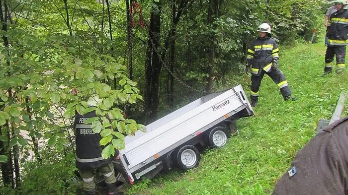 Unweit der Feistritz blieb der Anhänger stecken