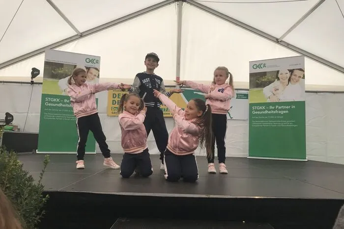 Die Kids vom Tanzstudio "Rhythm and Dance", Mia-Anna, Larisa, Eliana, Paul und Sarah zeigten das Programm "Candy Kids", mit dem sie in Porec im Frühjahr den Weltmeistertitel geholt hatten.