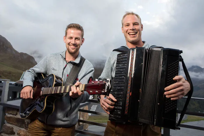 Vom "steirischen Brauch" bis "Eine Reise ins Glück" - launige Musikbegleitung im Restaurant Alpenhaus.