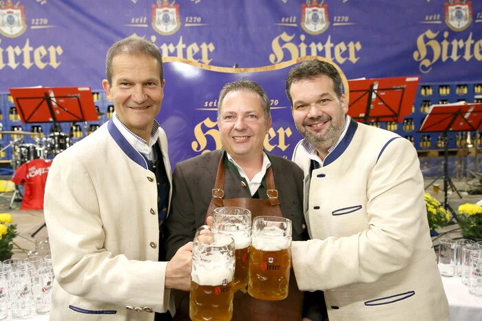 Nach dem Bockbieranstich, welchen heuer Mario Köppl (Mitte) vom Gasthof „Zum goldenen Anker“ aus Friesach mit ein paar wuchtigen Schlägen meisterte, wurde der frische Bock von den zahlreichen Gästen einem Geschmacks- und Schaumwerttest unterzogen. 