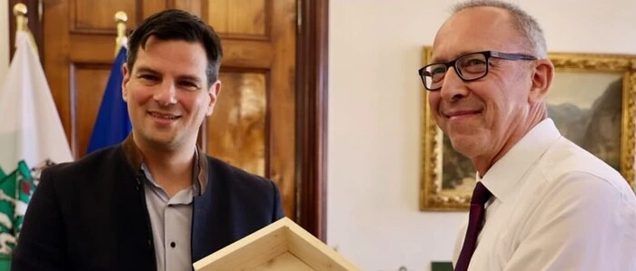 Social-Media-Story mit befreundeten Rechtspolitikern und Vogelhaus