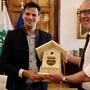 Social-Media-Story mit befreundeten Rechtspolitikern und Vogelhaus
