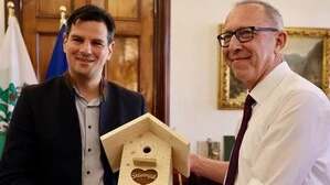 Social-Media-Story mit befreundeten Rechtspolitikern und Vogelhaus
