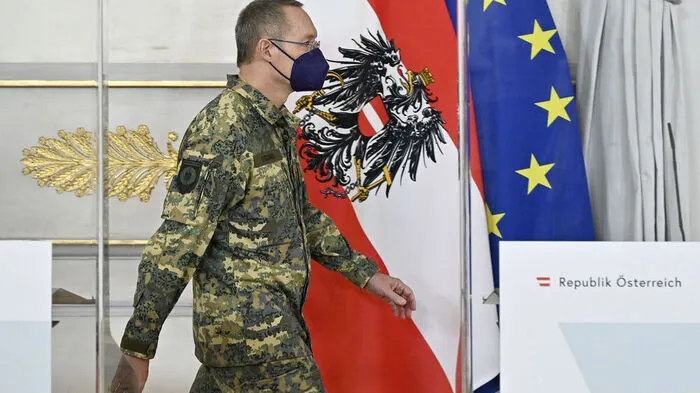 Jänner: "Diesmal werden wir den Sommer nicht verschlafen", verspricht Infektiologe Christoph Wenisch bereits zu Beginn des Jahres. "Sebastian Kurz wird mit schlauen, zielstrebigen Tieren in Verbindung gebracht", erklärt Sabine Beinschab in Auftrag des Finanzministeriums den Ex-Kanzler aber ohnehin nicht zur schlafsüchtigen Art. "Ich wollte sie unter die Leute bringen." - Corona-General Rudolf Striedinger nimmt sich die Tierwelt zum Vorbild und tarnt sich öffentlich in Uniform.