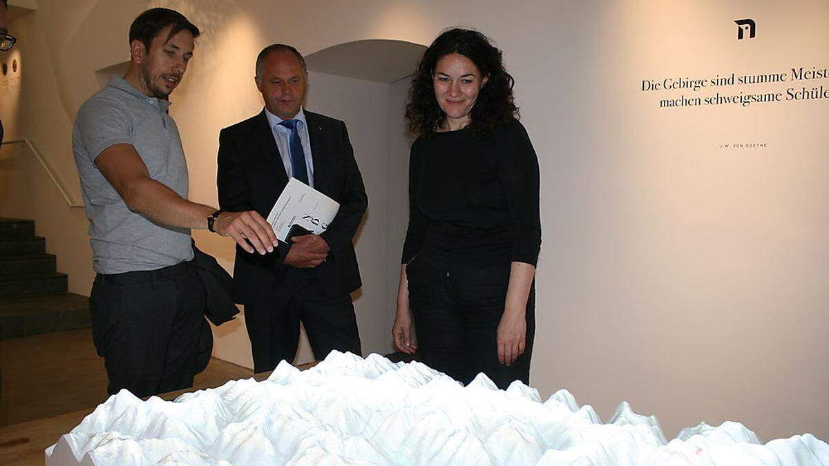 Lukas Jungmann, Hermann Stotter und Ingrid Felipe habe Freude mit der neuen Ausstellung