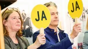 KPÖ-Chefin Elke Kahr und ÖVP-Chef Kurt Hohensinner halten im Rahmen einer Schuldiskussion im Wahlkampf beide ein Taferl mit „Ja“ in die Luft