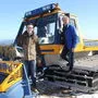 Liftbetreiber Rudolf Sabetz (rechts) und Bürgermeister Georg Preßler mit dem Bombardier-Pistengerät, das gebraucht aus Schladming zugekauft wurde