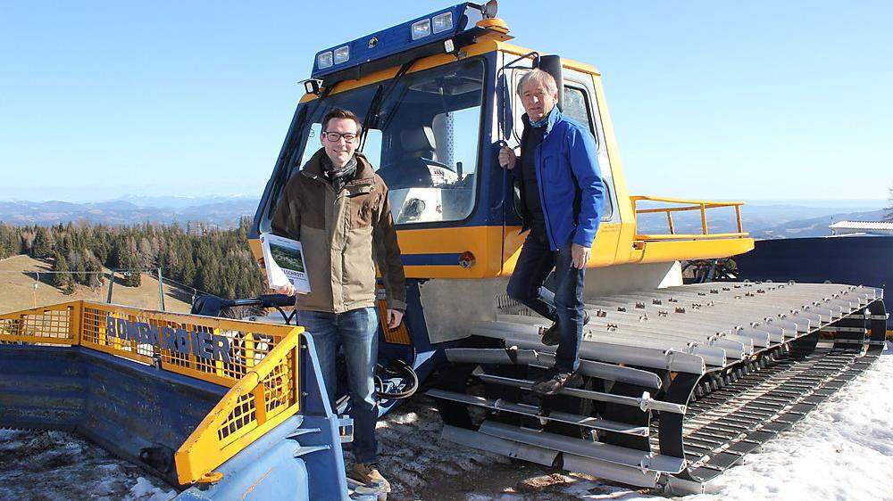 Liftbetreiber Rudolf Sabetz (rechts) und Bürgermeister Georg Preßler mit dem Bombardier-Pistengerät, das gebraucht aus Schladming zugekauft wurde