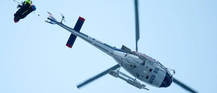 Ein Hubschrauber vom Boden aus gesehen im Rettungseinsatz | In Sportgastein gingen am Dienstag zwei Lawinen ab. Bei einer verstarb Kind; Sujetbild