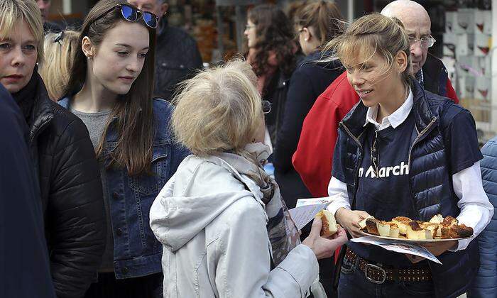 Tiphaine (rechts) verteilte im Wahlkampf auch Kuchen