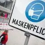 ABD0004_20201223 - HEILBRONN - DEUTSCHLAND: ARCHIV - 21.10.2020, Baden-Württemberg, Heilbronn: Zwei Passantinnen gehen in einer Fußgängerzone hinter einem Schild vorbei, auf dem «Maskenpflicht» steht. Wer aus geringer Distanz angeniest oder angehustet wird, läuft trotz Mund-Nasen-Masken Gefahr, sich mit dem Coronavirus anzustecken. Das Tragen von Masken und das Abstandhalten bieten jedoch in den meisten Fällen einen guten Schutz vor der Ansteckung mit dem Coronavirus. (zu dpa: «Ansteckungsgefahr trotz Maske bei Niesen und Husten») Foto: Sebastian Gollnow/dpa +++ dpa-Bildfunk +++. - FOTO: APA/dpa/Sebastian Gollnow